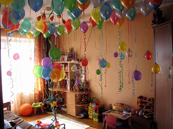 Украшение комнаты на День рождения шарами в военном стиле